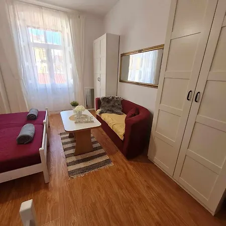 Arena - Atraktivan Stan!!! Pula